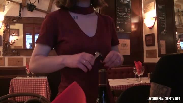 julie-21-ans-serveuse-dans-un-restaurant-italien